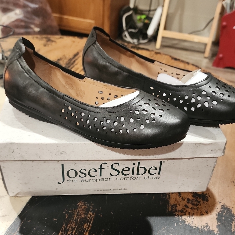 Josef Seibel Pippa 29 Black Leather Perforated flat in Nesty Oil Schwarz W6 EU36